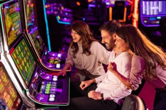 007 slot ကာစီနို Live Baccarat Table တွင် ကစားနေသောမြင်ကွင်း